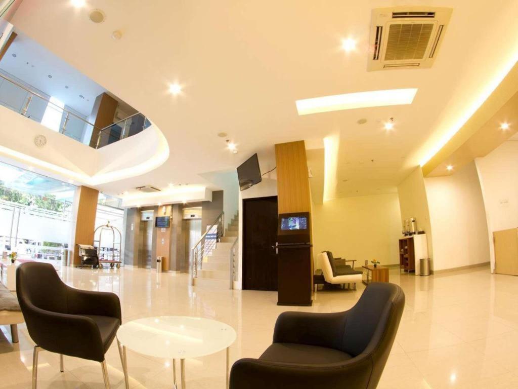 Hotel 88 Grogol By Wh Giacarta Esterno foto