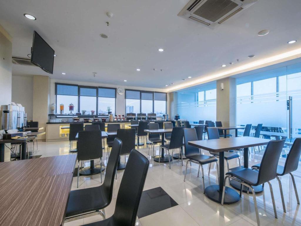 Hotel 88 Grogol By Wh Giacarta Esterno foto