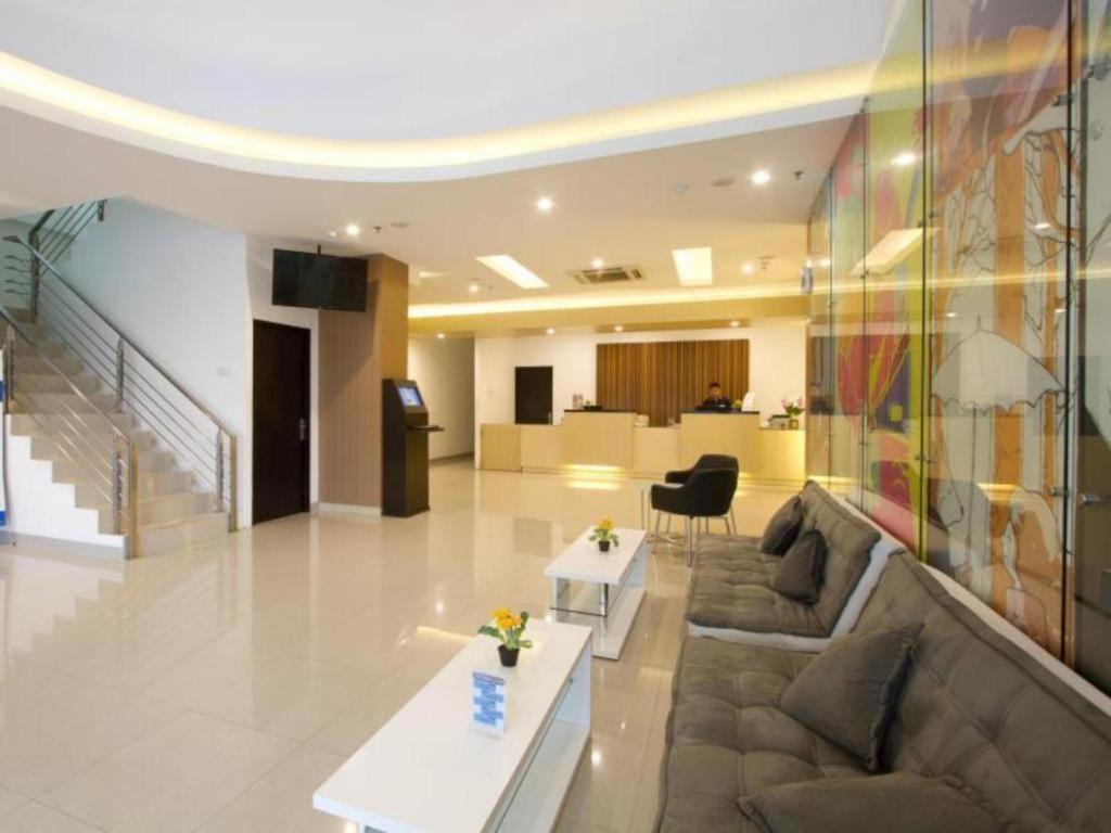 Hotel 88 Grogol By Wh Giacarta Esterno foto